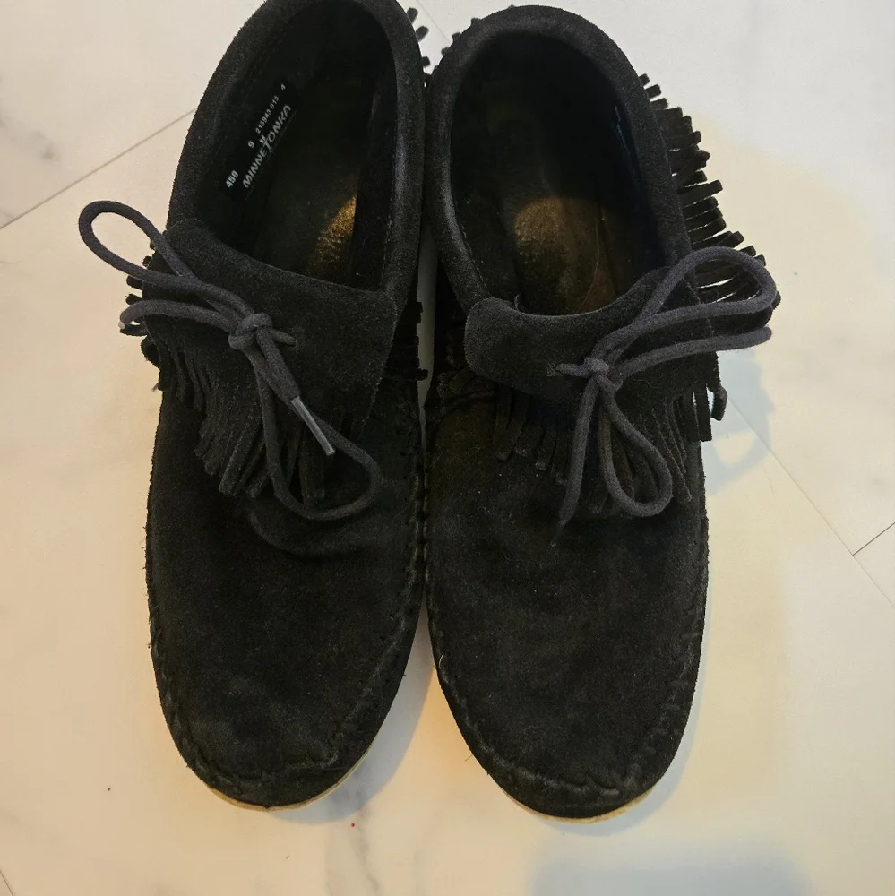 Minnetonka Black Venice Suede Fringe Ankle Boot Moccasin Size 9 - Picture 2 of 8